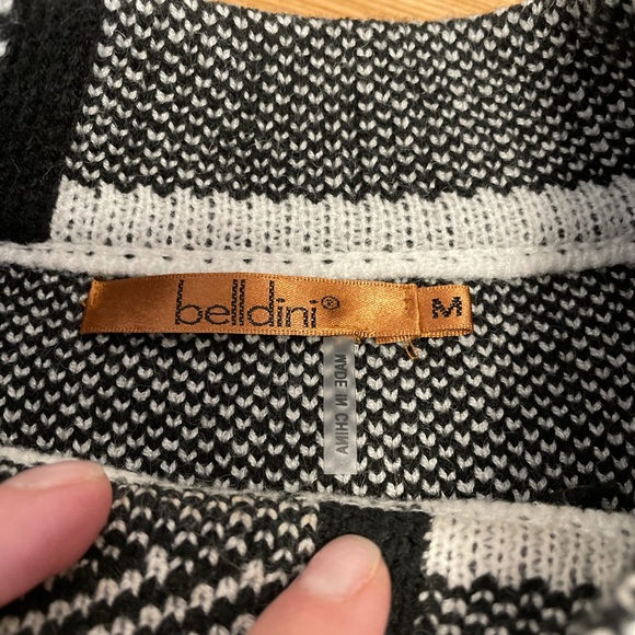 Like new ladies sweater - Picture 4 of 4